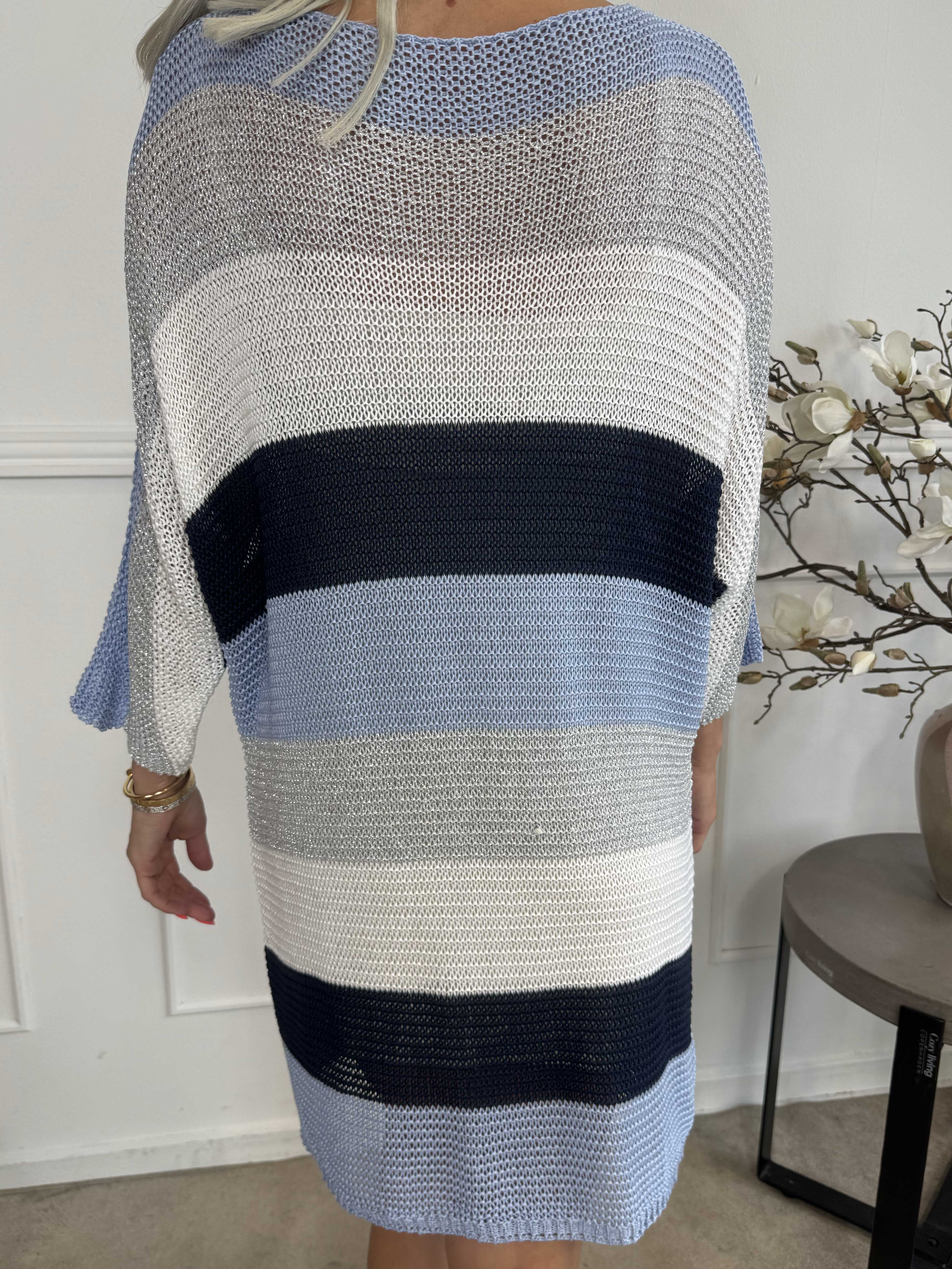 Nina Long - Randig stickad klänning med glittertrådar